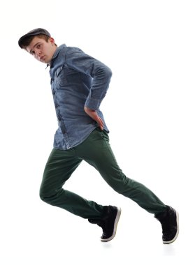 Genç adam dans ediyor.