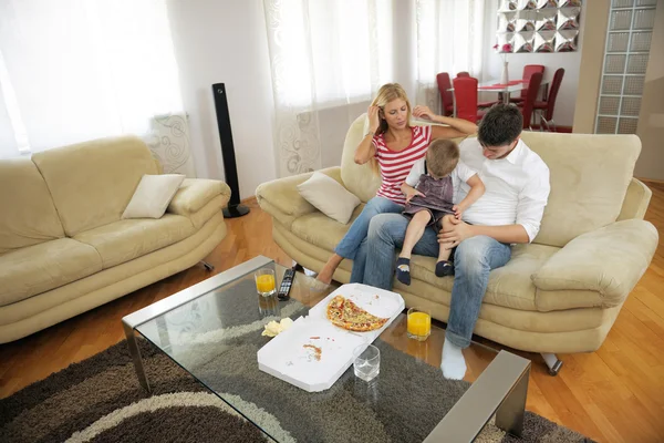 Familie pizza eten — Stockfoto