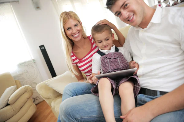 Famiglia a casa con tablet — Foto Stock