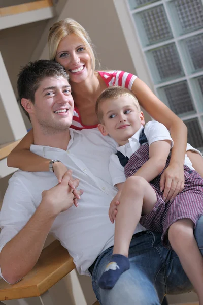 Familie thuis — Stockfoto