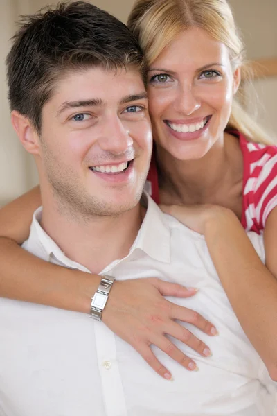 Entspanntes junges Paar vor dem Fernseher zu Hause — Stockfoto