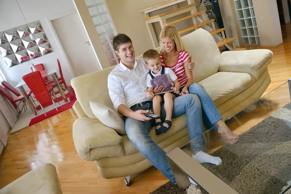 Famille à la maison en utilisant une tablette — Photo