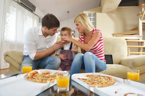 Famille manger pizza — Photo