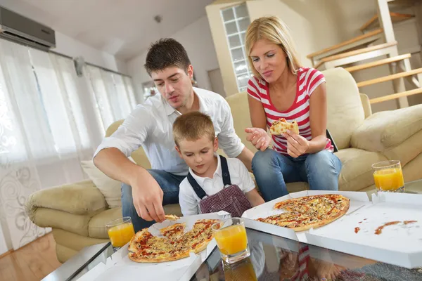 Familie pizza eten — Stockfoto