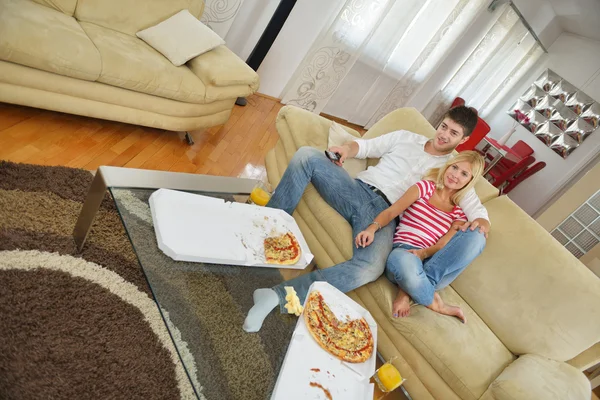 Kilka w domu jedzenie pizzy — Zdjęcie stockowe