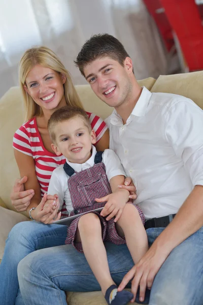 Familie zu Hause — Stockfoto