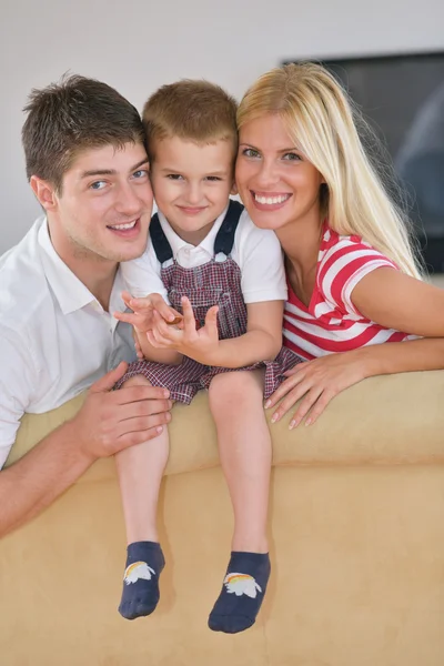 Familie thuis — Stockfoto