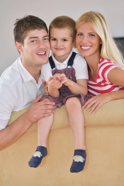 Perhe kotona — kuvapankkivalokuva