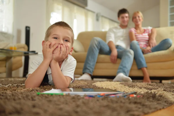 Familie thuis — Stockfoto