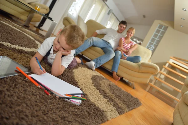 Familie thuis — Stockfoto