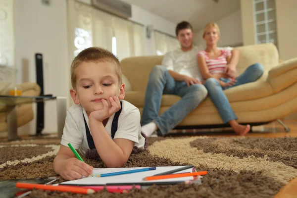 Familia en casa —  Fotos de Stock