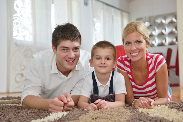 Familie thuis — Stockfoto