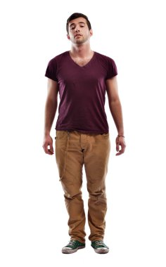 Genç adam dans ediyor.