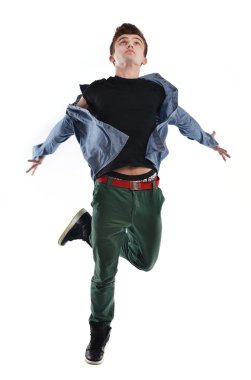 Genç adam dans ediyor.