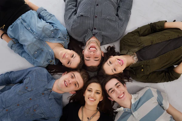 Glada tonåringar grupp — Stockfoto