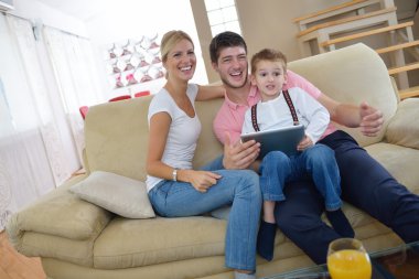 ailesi evde tablet bilgisayar kullanarak