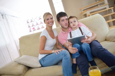 ailesi evde tablet bilgisayar kullanarak
