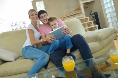 ailesi evde tablet bilgisayar kullanarak