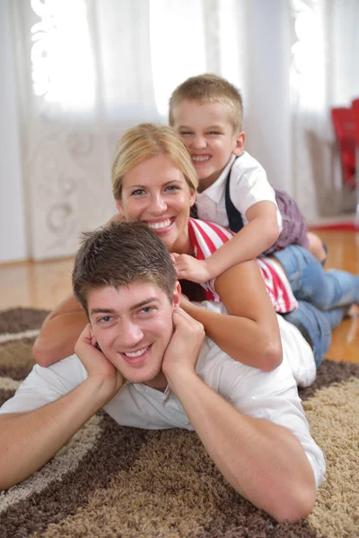 Familie thuis — Stockfoto