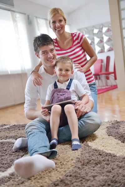 Familie zu Hause — Stockfoto