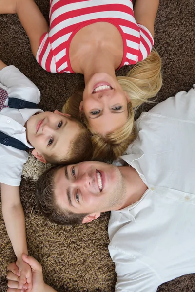 Familie zu Hause — Stockfoto