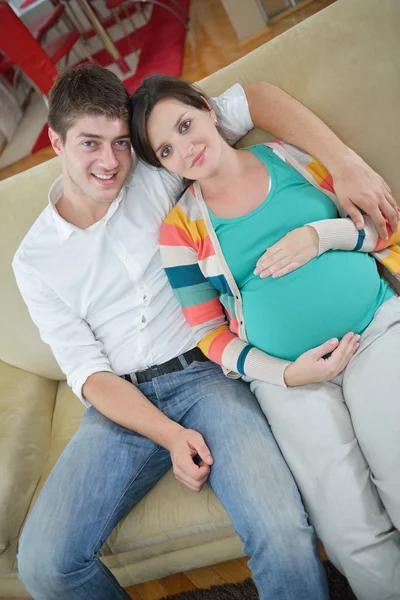 Couple enceinte à la maison — Photo