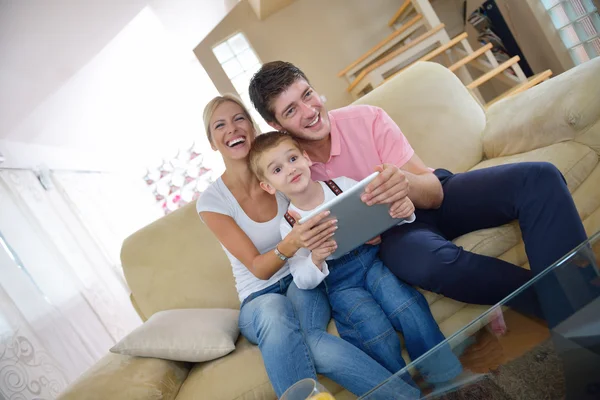 Familie thuis met behulp van tablet pc — Stockfoto