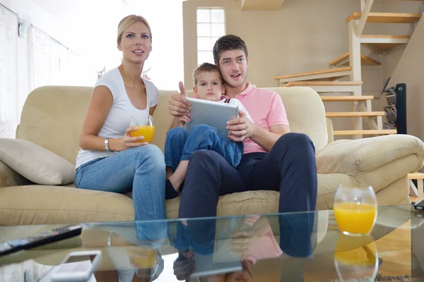 Familia en casa usando tableta —  Fotos de Stock