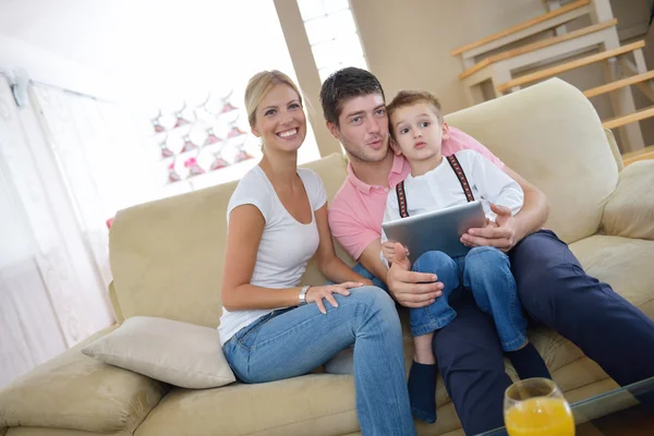 Familjen hemma med hjälp av tablet PC — Stockfoto