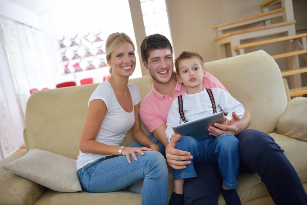Familie thuis met behulp van tablet pc — Stockfoto