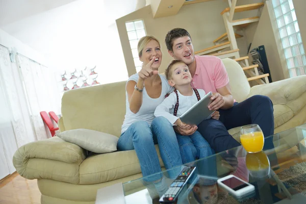 Familie zu Hause mit Tablet-Computer — Stockfoto