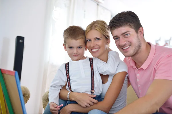 Familjen ritning på skolans styrelse hemma — Stockfoto