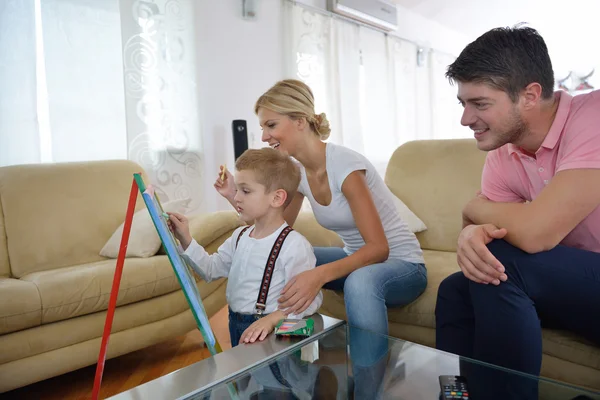 Família desenho no conselho escolar em casa — Fotografia de Stock