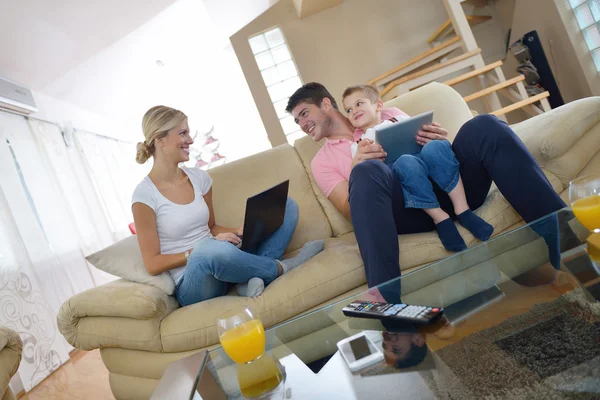 Rodina doma pomocí tabletového počítače — Stock fotografie