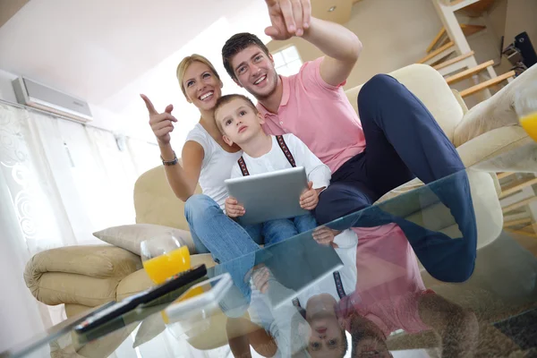 Familia en casa usando tableta —  Fotos de Stock