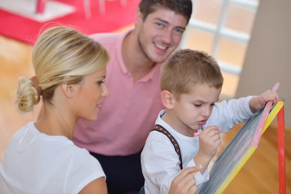 Família desenho no conselho escolar em casa — Fotografia de Stock