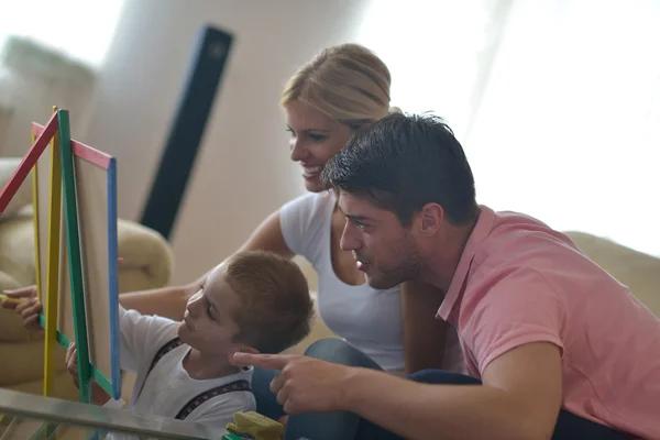 Familie zeichnet zu Hause auf Schultafel — Stockfoto