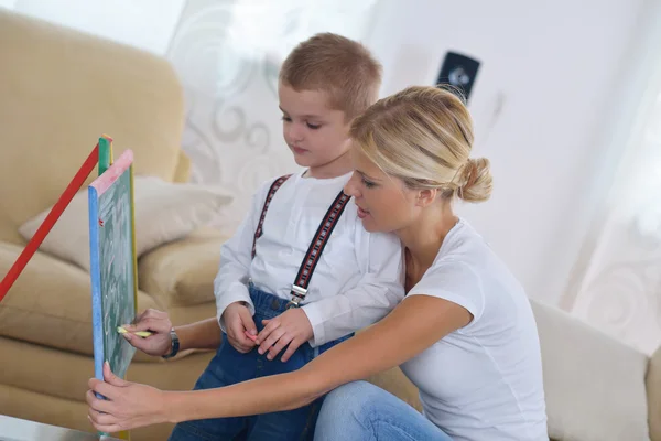 Mère dessine sur le conseil scolaire à la maison — Photo