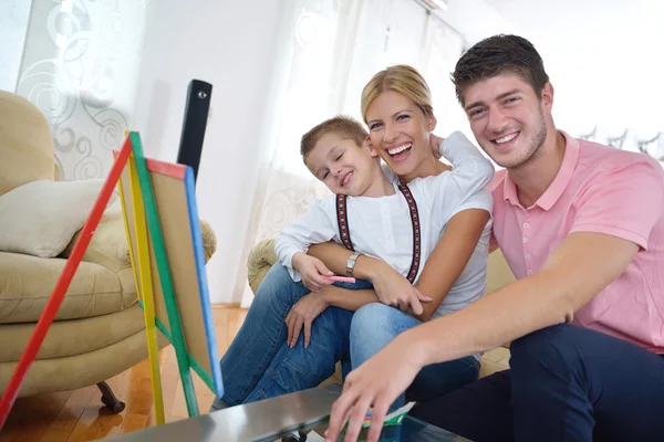 Famiglia disegno a bordo della scuola a casa — Foto Stock