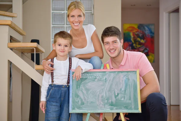 Família desenho no conselho escolar em casa — Fotografia de Stock