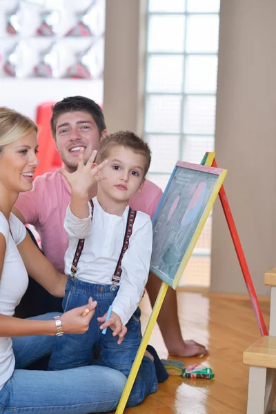 Família desenho no conselho escolar em casa — Fotografia de Stock