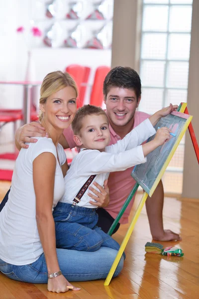 Семейный рисунок на школьной доске дома — стоковое фото