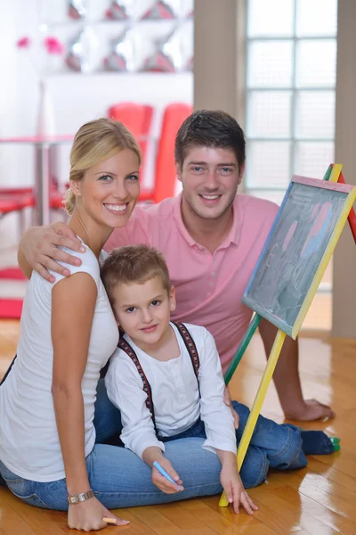 Familie zeichnet zu Hause auf Schultafel — Stockfoto