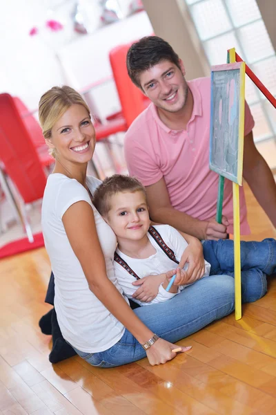 Famiglia disegno a bordo della scuola a casa — Foto Stock