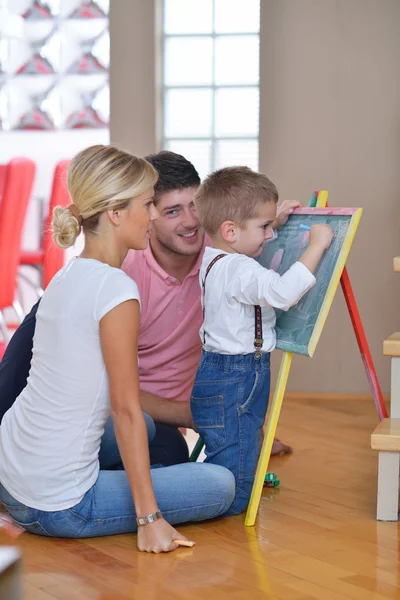 Familjen ritning på skolans styrelse hemma — Stockfoto