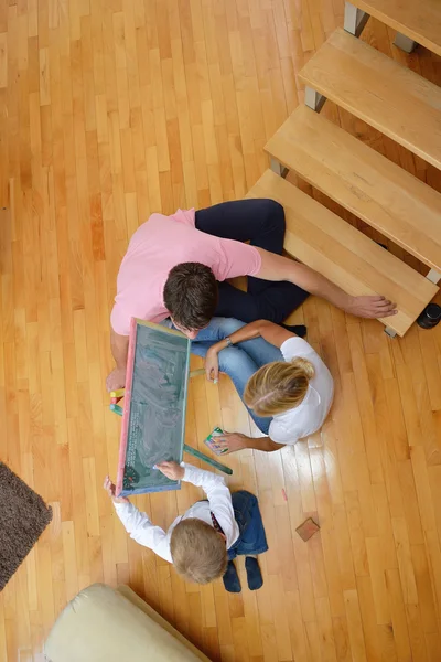 Familie puttend uit schoolbestuur thuis — Stockfoto