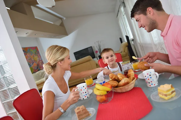 ครอบครัวมีอาหารเช้าที่ดีต่อสุขภาพที่บ้าน — ภาพถ่ายสต็อก