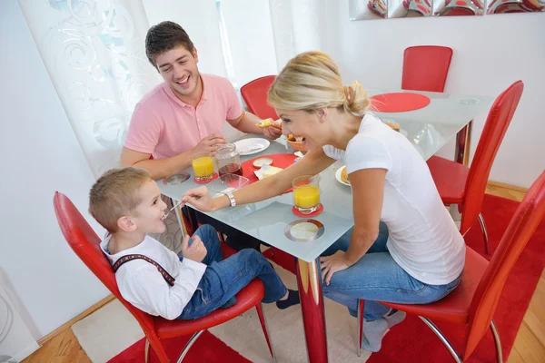Familie frühstückt zu Hause gesund — Stockfoto