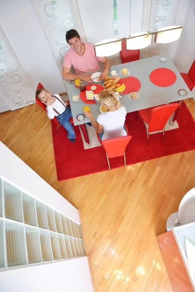 La familia tiene un desayuno saludable en casa — Foto de Stock