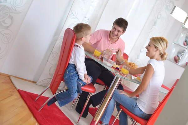 Familjen har hälsosam frukost hemma — Stockfoto